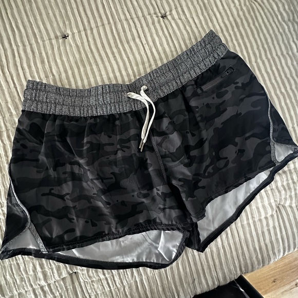 Vuori Pants - Vuori Clementine 2.0 Women's Camouflage Athletic Shorts. 2”